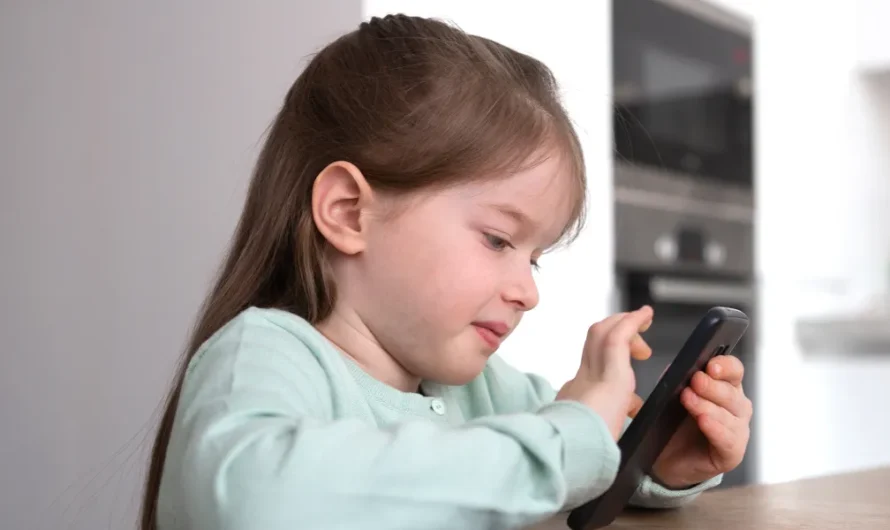 My 5-Year-Old Granddaughter Called Me Saying Her Mom Was ‘Pretending She’s Not Scared’ — I Rushed over and Was Left Speechless