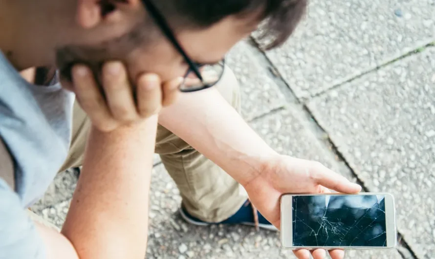 Man Finds a Smashed Phone on the Roadside—When He Inserts the SIM Card Into His Own Phone and Calls ‘Daughter,’ His Heart Stops